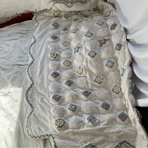 Vintage JC Pennys Home Queen Quilted Puff Comforter Crochet Floral Appliqué FLAW